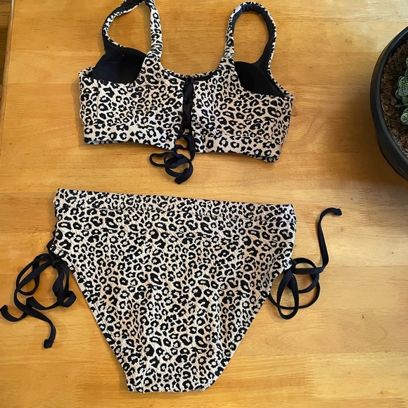 Cheetah bikini too large medium bottoms, slightly high waisted - Picture 2 of 4